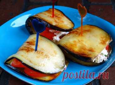 Закуска из баклажанов и крабовых палочек Ингредиенты:Баклажан – 1 шт.Крабовые палочки – 5 шт.Помидор – 1-2 шт.Твердый сыр – 50 гр.Майонез – 2 ст. л.Чеснок – 1-2 шт.Зеленый лук – 1 ст. л.Соль – 1 ч. л.Черный молотый перец – 0,1 ч. л. Приготовление: Баклажан нарезаем пластинками.Обжариваем ломтики баклажанов на растительном масле...