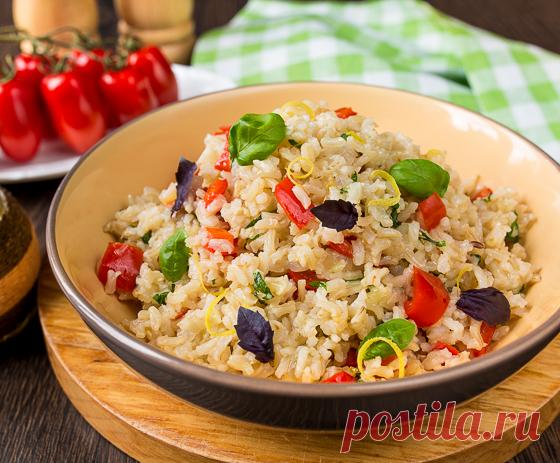 Коричневый рис со сладким перцем на Вкусном Блоге Мое первое знакомство с коричневым рисом состоялось в далеком две тысячи лохматом году, когда я сидела на диете (этой ерундой я уже давно не занимаюсь, если что). Тогда я его отварила, попробовала и… не поняла. Сам по себе он показался мне очень странным по вкусу и не очень приятным по…