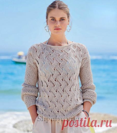 Ажурный летний пуловер с сетчатым узором на рукавах связан спицами и 100% хлопка песочного цвета.