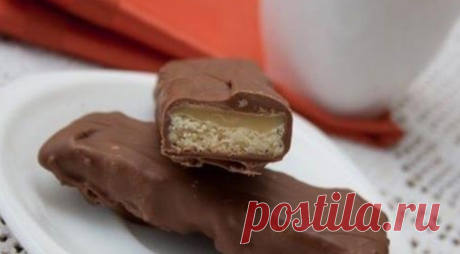 Простой рецепт конфет Twix.  

Ну кто из нас не пробовал шоколадные палочки Twix? Это очень вкусные конфеты, которые хочется есть без остановки, особенно детям. Но покупать их в большом количестве достаточно дорого. Поэтому мы р…