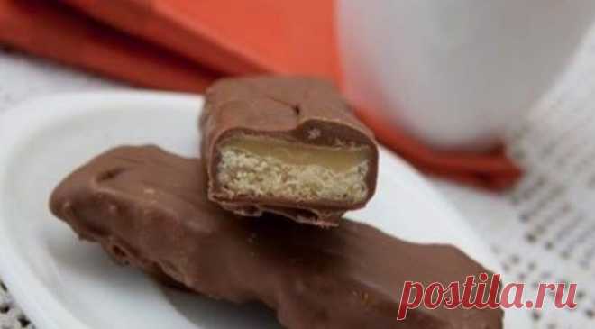 Простой рецепт конфет Twix.  

Ну кто из нас не пробовал шоколадные палочки Twix? Это очень вкусные конфеты, которые хочется есть без остановки, особенно детям. Но покупать их в большом количестве достаточно дорого. Поэтому мы р…