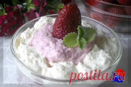 Наличие домашнего творога и клубники в холодильнике навели меня на мысль, что можно приготовить замечательный творожный десерт с клубникой. Сейчас как раз начался сезон клубники, и найти ее можно и в магазинах, и на рынке, а у некоторых она растет прям на огороде.