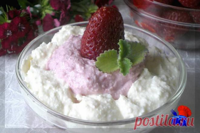 Наличие домашнего творога и клубники в холодильнике навели меня на мысль, что можно приготовить замечательный творожный десерт с клубникой. Сейчас как раз начался сезон клубники, и найти ее можно и в магазинах, и на рынке, а у некоторых она растет прям на огороде.