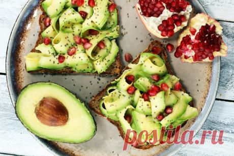 Бутерброды с авокадо, гранатом и чиа – простой и вкусный рецепт, как приготовить пошагово На фоне спелого зеленого авокадо еще ярче смотрятся красные зерна граната. Они придают приятную кислинку и делают простые бутерброды интереснее. Обязательно посыпьте все семенами чиа и специями по вкусу.