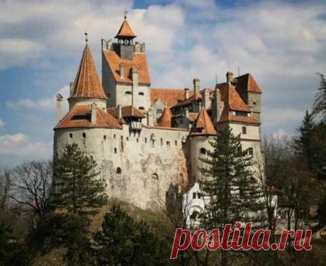 Замок Бран (Румыния). Замок Бран, расположенный в центральной части Румынии, считается одним из самых страшных замков в мире. По легенде, он принадлежал Владу III, вошедшему в историю как Влад Цепеш или Дракула. Именно его образ вдохновил ирландского автора Брэма Стокера на написание всемирно известного готического романа «Дракула».