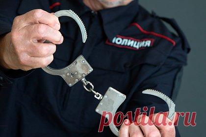 Российских защитников прав потребителей приговорили к срокам за вымогательство. В Петербурге суд вынес приговор троим защитникам прав потребителей за вымогательство. Один их них проведет два года и три месяца в колонии строгого режима, а двоих других лишили свободы на два года условно. По версии следствия, мужчины разработали план по получению денег от владельцев магазинов.