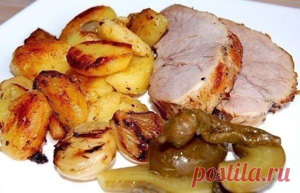 БУЖЕНИНА, ЗАПЕЧЕННАЯ В РУКАВЕ С ДЕРЕВЕНСКОЙ КАРТОШЕЧКОЙ