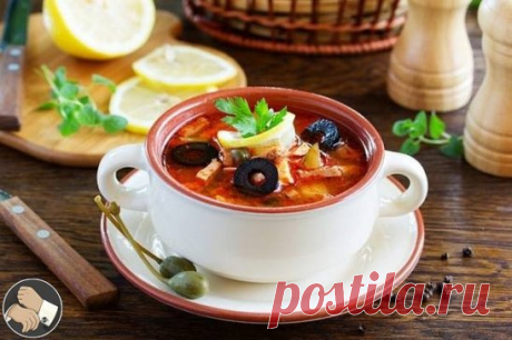 Солянка с колбасой  
Ингредиенты:
3л воды, по 200г полукопченой и вареной колбасы, 10 оливок б/к, 5 клубней картофеля, по 2 дольки лимона, соленых огурца и помидора, 1 луковица, перец-горошек, зелень, специи, соль.
Приготовление:
Воду довести до кипения, подсолить, положить картофель, порезанный кубиками. Лук с мелко нарезанными помидорами обжарить на сковороде. Колбасу нарезать соломкой и вместе с луково-томатной зажаркой положить в суп. Оливки, специи и рубленую зелень положить в солянку за 1