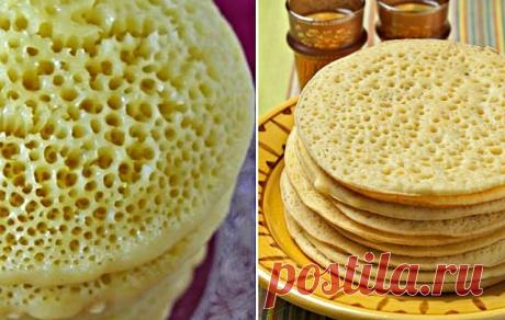 Как же давно я искала именно этот рецепт!
 
Действительно ОЧЕНЬ вкусные да ещё с этим сладким соусом мммм пальчики оближешь !
 
Марокканские блины из пенного теста:1000 и 1 дырочка на поверхности.
 
Воздушные и нежные, как облако!
 
В ингредиентах нет ничего экзотического, продукты все знакомые и привычные. Мука, масло, желтки, манка…  
Кстати, манку рекомендуем сначала смолоть в кофемолке, но не в пыль:  
мелкие крупинки должны всё-таки остаться. Блины жарятся лишь с одно...