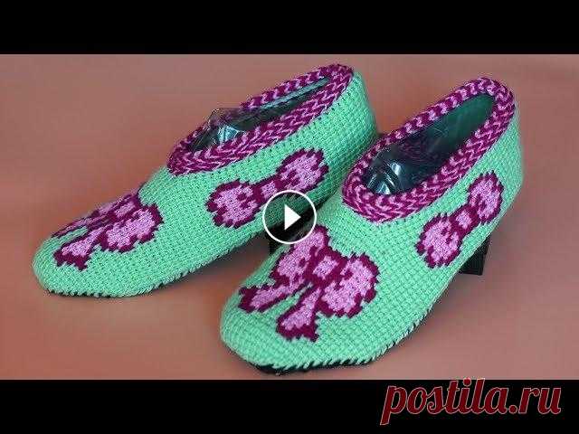 Вязание подошвы тапочек. Подошва крючком. Тапочки крючком. Crochet slippers. Вязание плотной и надежной подошвы тапочек. После того, как довяжите до широкой части от мыса, то сбоку возле подошвы прибавления больше не делать. Ко...