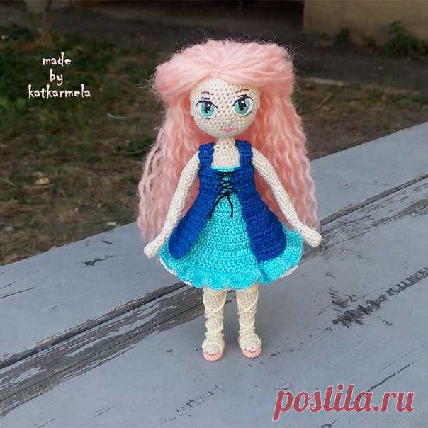 Вязаная крючком кукла Рея от katkarmela:
кукла: http://www.katkarmela.com/reya-telo/
одежда: http://www.katkarmela.com/odezhda-reya/