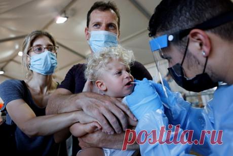 Врачи назвали наиболее восприимчивый к COVID-19 возраст среди детей. Младенцы и малыши в возрасте до трех лет меньше всех восприимчивы к коронавирусу, но в случае заражения становятся самыми опасными разносчиками заболевания. По словам врачей, маленькие дети с большей вероятностью передадут болезнь окружающим, поскольку за ними ухаживают в тесном контакте.