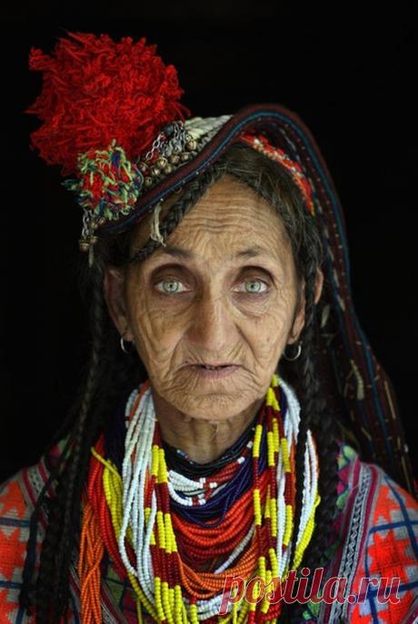 Кажется, будто это и не глаза смертных, а очи богов, врата в целые вселенные