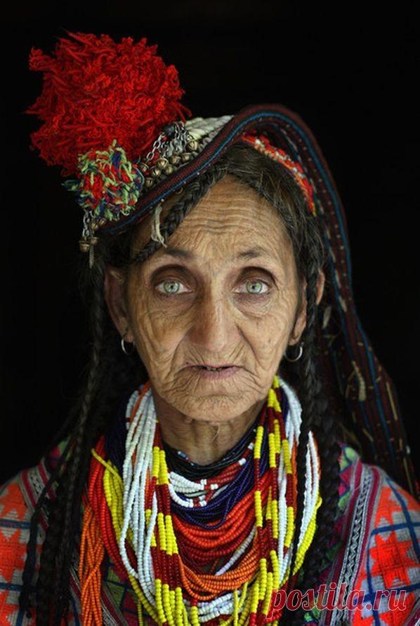 Кажется, будто это и не глаза смертных, а очи богов, врата в целые вселенные