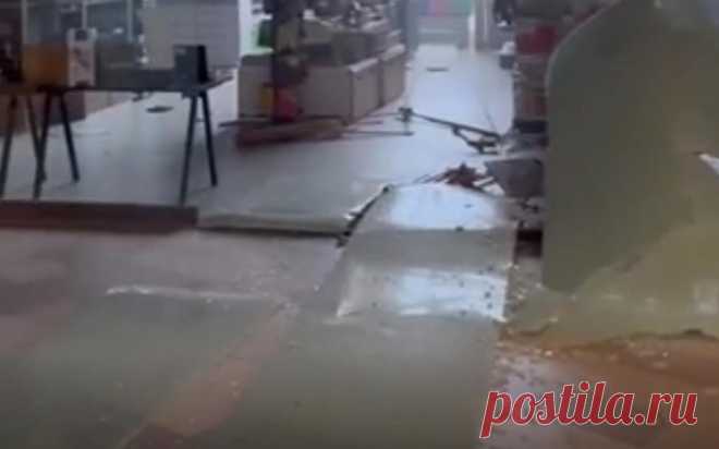 В здании Центрального детского магазина взорвался баллон с газом. Видео. В результате «происшествия» в Центральном детском магазине пострадали три человека, сообщили в столичном Депздраве.