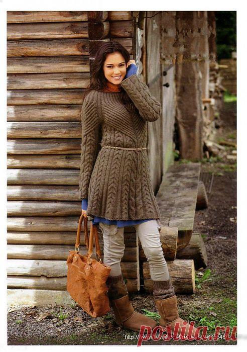 Коричневое платье с аранами и универсальным силуэтом.