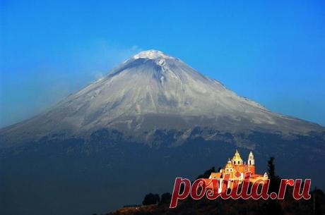 Вулкан и церковь в городе Пуэбла-де-Сарагосе, Мексика