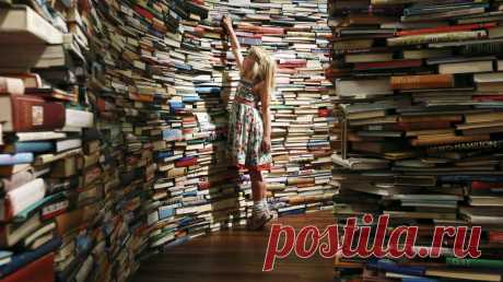 Как выбрать книгу ребенку? Советы библиотекаря &gt;&gt; Слово Юлии Тарховой Привет, меня зовут Юля. Я три года проработала в детской библиотеке и знаю, что дети ищут в книгах в три года и в десять лет, какие притягивают и удерживают их внимание, к чему дети возвращаются снова и снова. Книга — это инструмент, которым человек образовывает сам себя. Научить ребенка читать с удовольствием, значит дать этот инструмент ему в руки. Как выбрать подходящую возрасту книгу, не отпугнуть от чтения, найти…