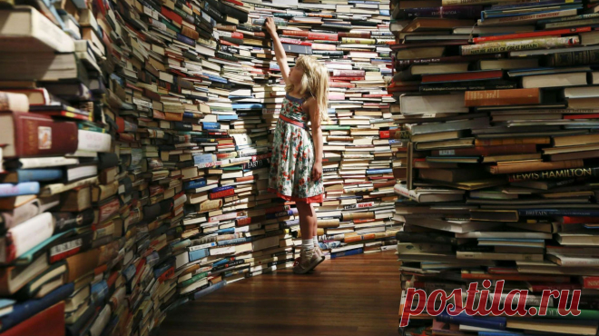 Как выбрать книгу ребенку? Советы библиотекаря >> Слово Юлии Тарховой Привет, меня зовут Юля. Я три года проработала в детской библиотеке и знаю, что дети ищут в книгах в три года и в десять лет, какие притягивают и удерживают их внимание, к чему дети возвращаются снова и снова. Книга — это инструмент, которым человек образовывает сам себя. Научить ребенка читать с удовольствием, значит дать этот инструмент ему в руки. Как выбрать подходящую возрасту книгу, не отпугнуть от чтения, найти…