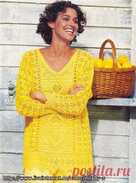 Желтый пуловер с коллажем узоров.