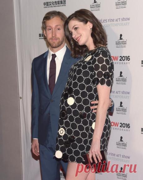 Anne Hathaway’s Guide to Pregnancy: Yes to Bikinis, Minis, and Killer Heels