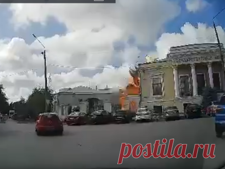 Момент прилета ракеты ВСУ в Таганрог попал на видео