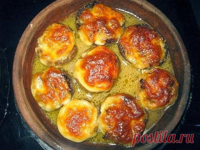 Грибы с сулгуни на кеци Грибы белые или шампиньоны — 600 г Масло сливочное — 50 г Соль — по вкусу Перец черный молотый — по вкусу Сыр сулугуни Способ приготовления: 1.Шампиньоны