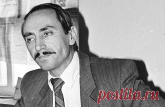 «Дудаевщина»: что стало с русскими в Чечне после 1991 года Исход русских из Чечни начался задолго до Первой чеченской кампании. На момент распада Советского союза в Чечено-Ингушской АССР проживали около 400 тысяч русскоязычных граждан. За время нахождения Джохара Дудаева у власти погибло около 10 тысяч человек и еще 250 тысяч вынуждены были покинуть республику. Но эту гуманитарную катастрофу не заметила ни российская, ни западная общественность.  