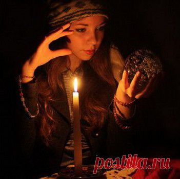 СЕКРЕТЫ ГАДАНИЯ НА РУНАХ
Термин руна значит «тайна» и восходит к древнейшему корню со значением «прятать, скрывать». Его следы остались и в современных языках, германское raunen — «шептать», латышское runat — «говорить» либо финское runo — «стих, заклинание». К слову, российское «хранить» сопряжено, по всей вероятности, с тем же корнем.