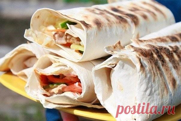 Шауpма по-домашнему 
Вкусный и сытный пеpекус!) 
 
Ингредиенты: 
- Куриное филе 400 гр 
- Лаваш 1 шт. 
- Огурец свежий 1 шт. 
- Помидор свежий 1 шт. 
- Капуста 100 гр 
- Морковь по-корейски по вкусу 
- Кетчуп по вкусу 
- Тартар по вкусу 
- Соль, специи по вкусу 
 
Приготовление: 
1. Курицу режем кубиками, добавляем специи, соль и обжариваем на сковороде до золотистой корочки. 
2. Тем временем нарезаем огурец.Нарезаем помидор. Нарезаем капусту. Режем лаваш на 2 части. 
Перв...