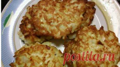 Постные луковые котлеты с грибным соусом