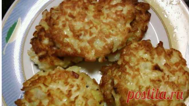 Постные луковые котлеты с грибным соусом