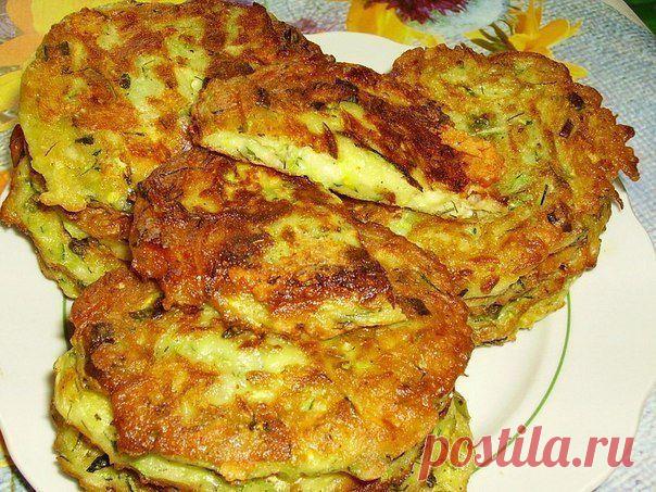 КРУЧЕНИКИ 1 большой кабачок, 3 ст. муки, 2 яйца, 100 грамм сыра, 3 зубчика чеснока, соль, перец, майонез,
помидор для украшения. Кабачок очищаем и измельчаем в блендере или на средней терке. Добавляем яйца, муку, соль, перец. Замешиваем тесто, немного жиже, чем на оладьи. На разогретую сковороду ложкой выливаем тесто, формируя овальные блинчики. В майонез добавляем измельченный чеснок. Сыр натираем на терке. Помидоры нарезаем ломтиками. На середину каждого блинчика выкладываем майонезную массу,