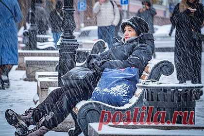 Известный российский актер положительно оценил безразличие москвичей. Известный российский актер Василий Михайлов положительно оценил такую черту жителей Москвы, как безразличие к окружающим. Он отметил, что это качество отличает москвичей от людей из других городов. «Людям чуть больше на тебя плевать, нежели в других местах, что меня полностью устраивает», — заключил актер.