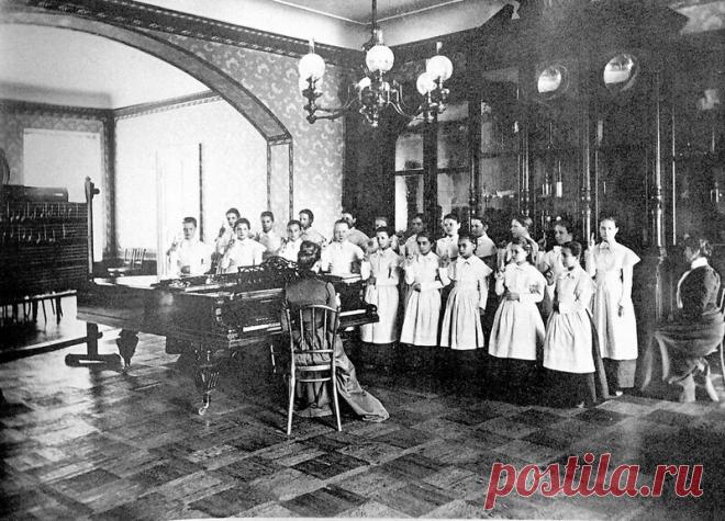 Видео: голод, холод и жизнь в заточении — суровая правда об институте благородных девиц