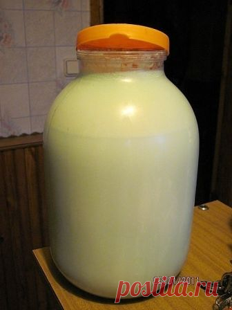 Друзья, ВСЁ! Мороженое я теперь не покупаю! Из всех вариантов, которые 
готовила, этот — самый простой и самый любимый. Делюсь с вами!!! Всё 
очень просто и быстро!!! ПОЛУЧАЕТСЯ СЛИВОЧНЫЙ ПЛОМБИР, как когда-то 
делали в СССР.Главное, взять качественные сливки. Я беру 3-х литровую 
банку домашнего молока, ставлю в холодильник на 12 часов, а затем 
собираю ВЕРШОК, т.е. сливки. Городским можно взять 30% сливки. НЕ МЕНЬШЕ
 30%! Больше - можно, в домашнем молоке наверняка сливк...