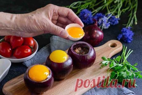 Просто добавьте яйцо к луку и результат будет восхитительным (новый рецепт) Овощи помогают разнообразить повседневное меню и делают наше питание полезным и сбалансированным. Звезда этого рецепта - красный лук, который обычно используют для приготовления салатов и различных закусок. Сегодня мы сделаем из него полноценное горячее блюдо, которое никого не оставит равнодушным. Попробуйте наполнить красный лук начинкой из пассерованных овощей с мясным фаршем и яйцами, и вы прия...