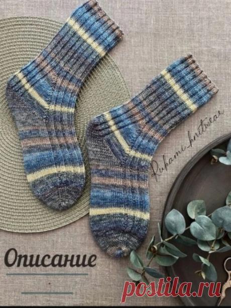 Носки «Сойка» спицами Автор Rukami_knitwear.Размер 36-37, пряжа Lana Grossa Meilenweit Soja lago, спицы №2.На спицы набираем 65 петель, замыкаем в круг, в работе 64 петли.1-65 ряд: 1изн.п,*2лиц.п., 2изн.п,* 1изн.п.66 ряд: клин подъёма, 1изн.п вяжем изнаночной петлей за заднюю стенку петли( петлю не сбрасываем...