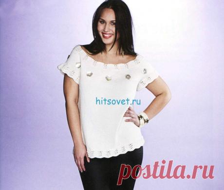Топ с ажурной отделкой связан спицами чулочной вязкой и украшен перламутровыми пуговицами в виде цветов / Хитсовет