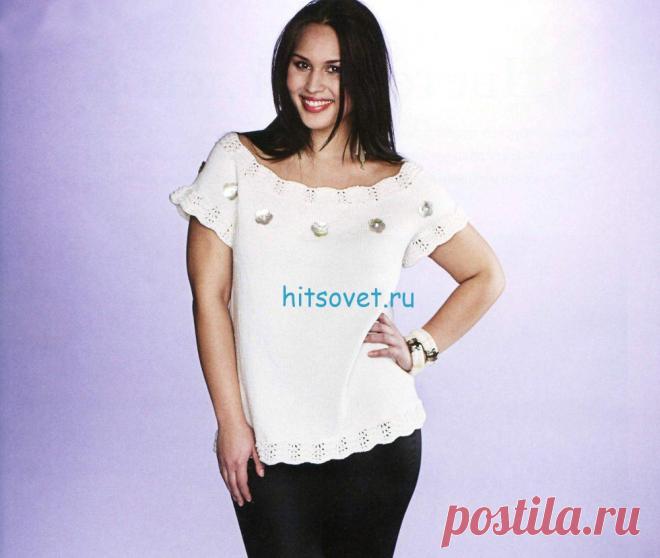 Топ с ажурной отделкой связан спицами чулочной вязкой и украшен перламутровыми пуговицами в виде цветов / Хитсовет
