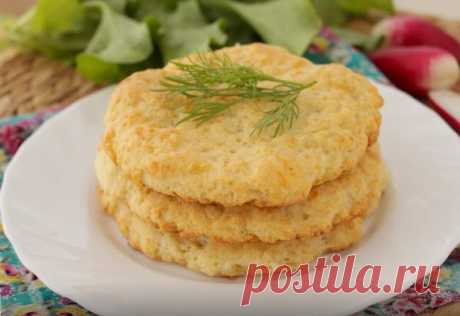 Финские лепешки с сыром - универсальная вкуснятина Думаю сырную выпечку любят все! :) Эти лепешки очень простые и быстрые в приготовлении и поедании. Хороши в теплом и в холодном виде. Можно сказать, что лепешки универсальные, под все подходят!



Ингредиенты на 7 порций:

	мука 300 гр.,
	молоко 100 мл.,
	разрыхлитель 2 ч.ложки,
	масло слив