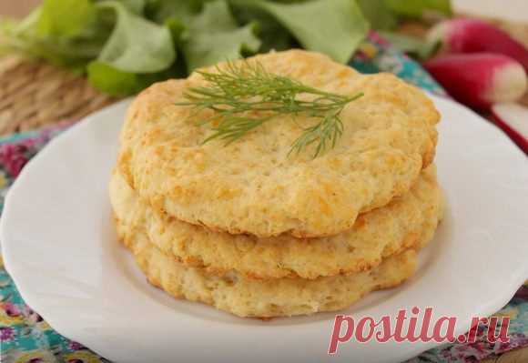 Финские лепешки с сыром - универсальная вкуснятина Думаю сырную выпечку любят все! :) Эти лепешки очень простые и быстрые в приготовлении и поедании. Хороши в теплом и в холодном виде. Можно сказать, что лепешки универсальные, под все подходят!



Ингредиенты на 7 порций:

	мука 300 гр.,
	молоко 100 мл.,
	разрыхлитель 2 ч.ложки,
	масло слив