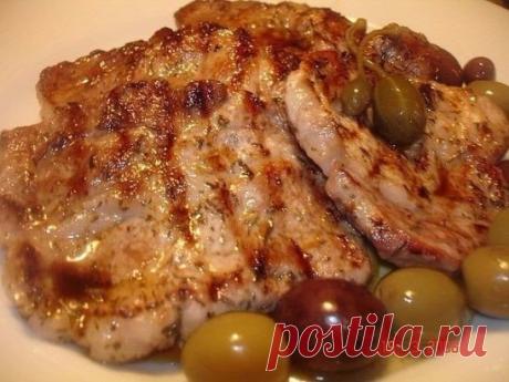 10 Обалденных рецептов приготовления свинины
1. Свинина за 15 минут
Ингредиенты
-Свинина (у меня шея)- 400гр,
-красный бальзамический уксус,
-красное сухое вино (можно херес),
-немного оливкового масла,
-тимьян,
-розмарин,
-эстрагон,
-соль,
-перец черный и белый.
Как приготовить
Свинину нарезать на куски (как отбивные) толщиной 1-1,5 см.
Сложить в емкость, в которой будем мариновать.
Сбрызнуть оливковым маслом, добавить немного красного бальзамика и вина (или хереса). Посыпать тимьяном, розма