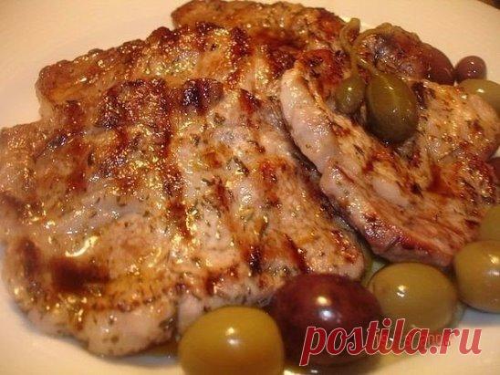 10 Обалденных рецептов приготовления свинины
1. Свинина за 15 минут
Ингредиенты
-Свинина (у меня шея)- 400гр,
-красный бальзамический уксус,
-красное сухое вино (можно херес),
-немного оливкового масла,
-тимьян,
-розмарин,
-эстрагон,
-соль,
-перец черный и белый.
Как приготовить
Свинину нарезать на куски (как отбивные) толщиной 1-1,5 см.
Сложить в емкость, в которой будем мариновать.
Сбрызнуть оливковым маслом, добавить немного красного бальзамика и вина (или хереса). Посыпать тимьяном, розма