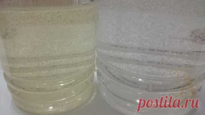 Эпоксидный состав как и любой полимер нужно обязательно перемешать(или взболтать). В сосуде(где он томится) расслоение жидкостей глазом не зафиксировать, по этому просто трясите бутылку поверив на слово.
От тряски появляются пузыри-вещь в хозяйстве не нужная, но неизбежная. Можно дать составу немного успокоится, оставив постоять мин.20. Часть пузырей(особо жирных), всплывут и самоликвидируются.