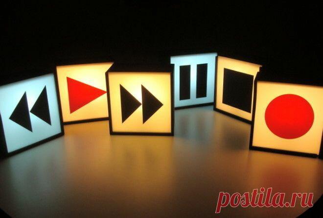 КТО И КОГДА ПРИДУМАЛ СИМВОЛЫ PLAY, PAUSE, STOP?
История всем известных символов. История треугольника и квадрата как символов началась в немецкой школе дизайна «Баухаус». В 20-х годах прошлого века русский живописец Василий Кандинский был одним из ведущих преподавателей школы. Он придавал большое значение цвету и форме и их влиянию на восприятие человека. Согласно его теориям, квадрат — это «устойчивая, неподвижная форма, а треугольник […]
Читай дальше на сайте. Жми подробнее ➡