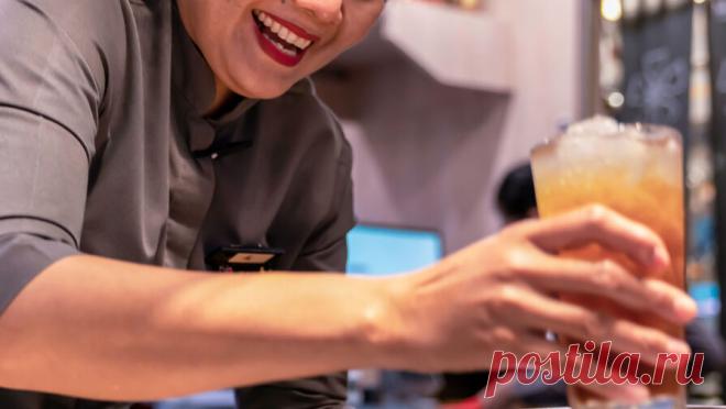 В Англии 4 человека отравились из-за бармена, перепутавшего соль с чистящим средством. В Англии четыре человека попали в больницу после того, как в баре вместе с текилой им подали средство для очистки труб вместо соли, пишет LADBible. Как пишут СМИ, группа посетителей в баре заказала четыре рюмки текилы. Бармен, заметив, ...