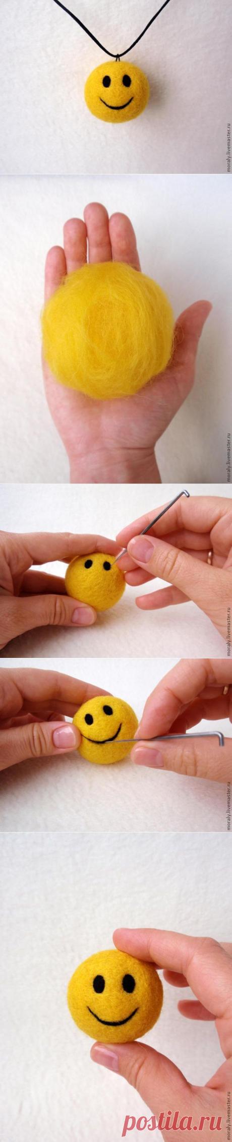Веселый смайлик. Фильцевание, валяние. 

ДЛЯ ТЕХ КТО НЕ ЗНАЕТ, ОТКРОЮ СЕКРЕТ - ВАЛЯНИЕ ЭТО ПОТРЯСАЮЩЕ ПРОСТО, КРАСИВО И РАЗНООБРАЗНО!!!