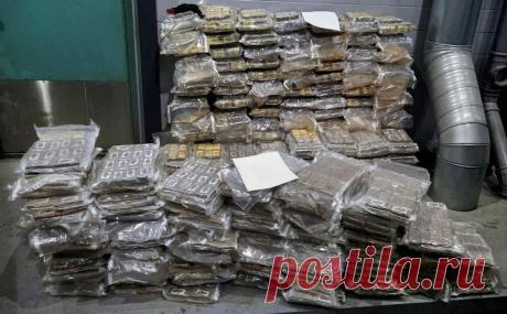 Таможенники задержали трех контрабандистов с 800 кг гашиша из Европы. Двое россиян и гражданин Белоруссии пытались ввезти в Россию из Европы 7,6 тыс. плиток гашиша, спрятав его в тайнике в грузовике. По данным ФТС, стоимость партии составляет 350 млн руб.