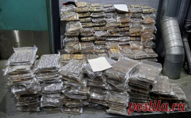 Таможенники задержали трех контрабандистов с 800 кг гашиша из Европы. Двое россиян и гражданин Белоруссии пытались ввезти в Россию из Европы 7,6 тыс. плиток гашиша, спрятав его в тайнике в грузовике. По данным ФТС, стоимость партии составляет 350 млн руб.